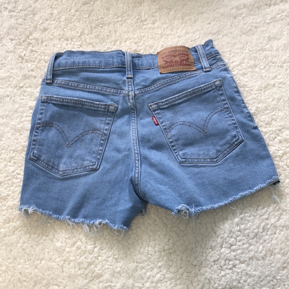 Women’s Levi’s high rise shorts size 26